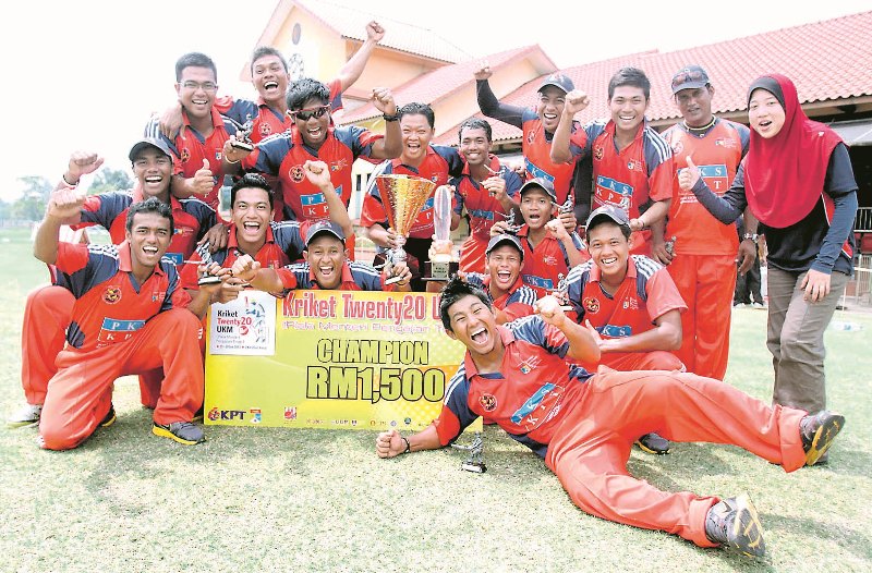 BARISAN pemain Universiti Kebangsaan Malaysia meraikan kejayaan menjadi juara saingan kriket Twenty20 UKM bagi musim keempat berturut-turut di Bayuemas Oval pada 29 Januari 2012.