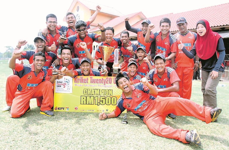 BARISAN pemain Universiti Kebangsaan Malaysia meraikan kejayaan menjadi juara saingan kriket Twenty20 UKM bagi musim keempat berturut-turut di Bayuemas Oval pada 29 Januari 2012. BARISAN pemain Universiti Kebangsaan Malaysia meraikan kejayaan menjadi juara saingan kriket Twenty20 UKM bagi musim keempat berturut-turut di Bayuemas Oval pada 29 Januari 2012.