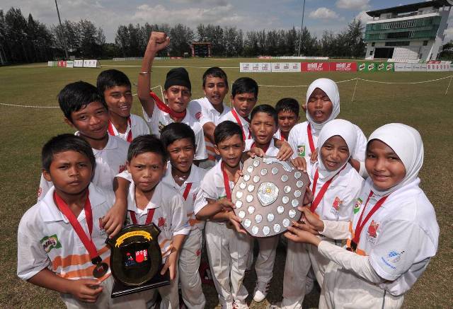 BARISAN Bayuemas menayangkan Perisai Tun Ahmad Sarji apabila menjuarai saingan Kriket Elit Bawah 12 Kebangsaan di Bayuemas Oval pada 2 Jun 2012. BARISAN Bayuemas menayangkan Perisai Tun Ahmad Sarji apabila menjuarai saingan Kriket Elit Bawah 12 Kebangsaan di Bayuemas Oval pada 2 Jun 2012.