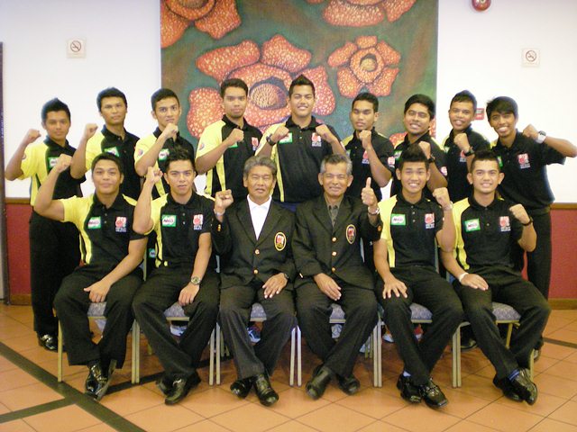 SKUAD bawah 18 Melayu Malaysia yang akan bertarung di Perth, Australia bermula 9 hingga 13 Disember ini SKUAD bawah 18 Melayu Malaysia yang akan bertarung di Perth, Australia bermula 9 hingga 13 Disember ini