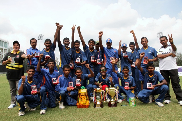 BARISAN Sri Lanka meraikan kejayaan mempertahankan kejuaraan pada Cabaran Kriket Bawah 15 Antarabangsa di Bayuemas Oval, Klang semalam.